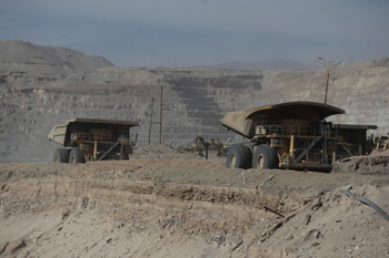 09.01.2010
El complejo minero de Chuquicamata está ubicado a 1.650 kilómetros al norte de la capital de Chile, a 2.870 metros sobre el nivel del mar. Cuenta con dos minas donde el tipo de explotación es a rajo abierto, "Chuquicamata" y "Mina Sur". Chuquicamata entró en operaciones en 1910, aunque sus propiedades mineras también eran conocidas desde hace siglos por culturas prehispánicas. 
Foto : Carlos Quezada
